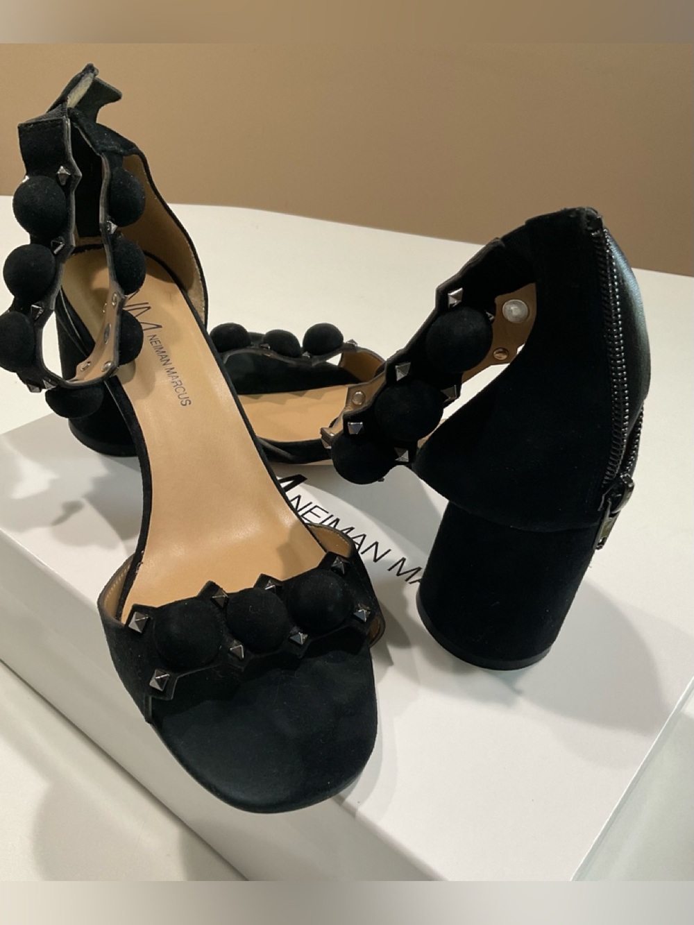 🍏🍏🍏 Neiman Marcus Lila Black Suede Heels Sandals, Size 10M